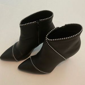 High heel ankle boots - NEW- size 8